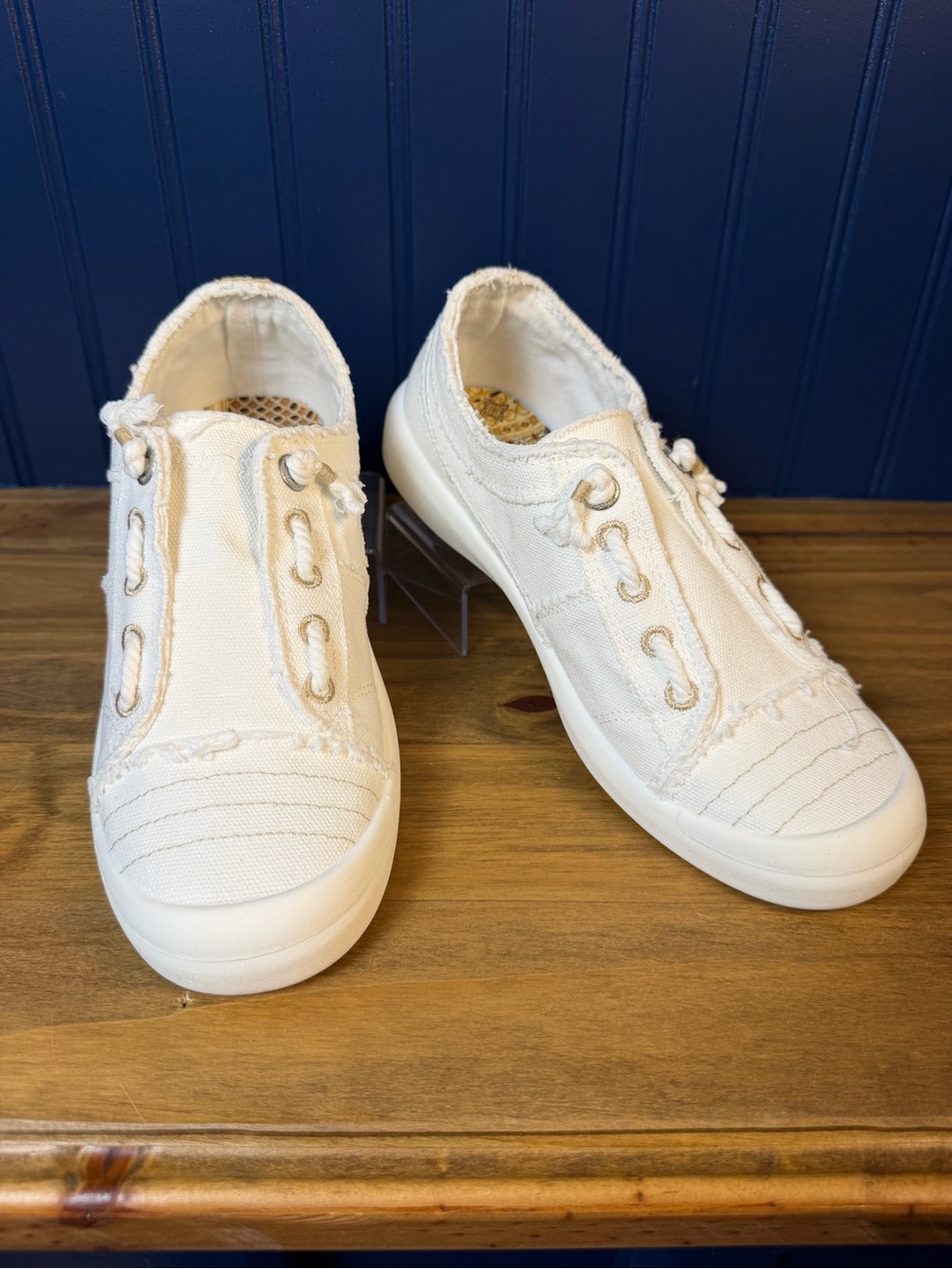 Blowfish Malibu Beachside White Cream Canvas Slip On Sneakers Women’s 7 NIB